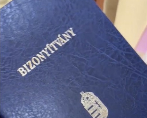 Hamisítás gyanújába került bizonyítvány egy rendőrségi akció során.