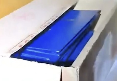 Dokumentumokat tartalmazó doboz egy okmányhamisítási ügy helyszínén.