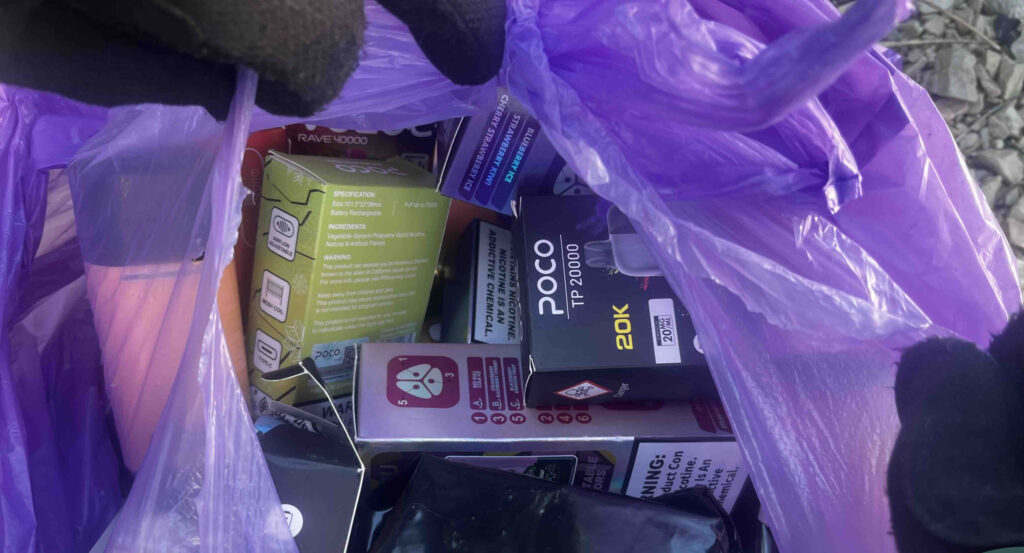 Lefoglalt Elf Bar és egyéb elektronikus cigaretták zsákokba csomagolva a NAV akciójában