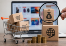 Online vásárlást jelképező illusztráció bevásárlókocsival, csomagokkal, pénzérmékkel és nagyítóval, amely az új vámköltségekre és a külföldi webáruházakból érkező rendelések drágulására utal.