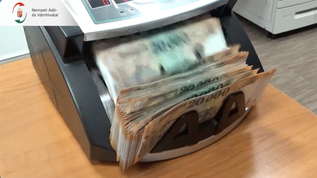 Bankjegyeket számoló pénzszámláló gép a NAV egyik lefoglalási helyszínén.