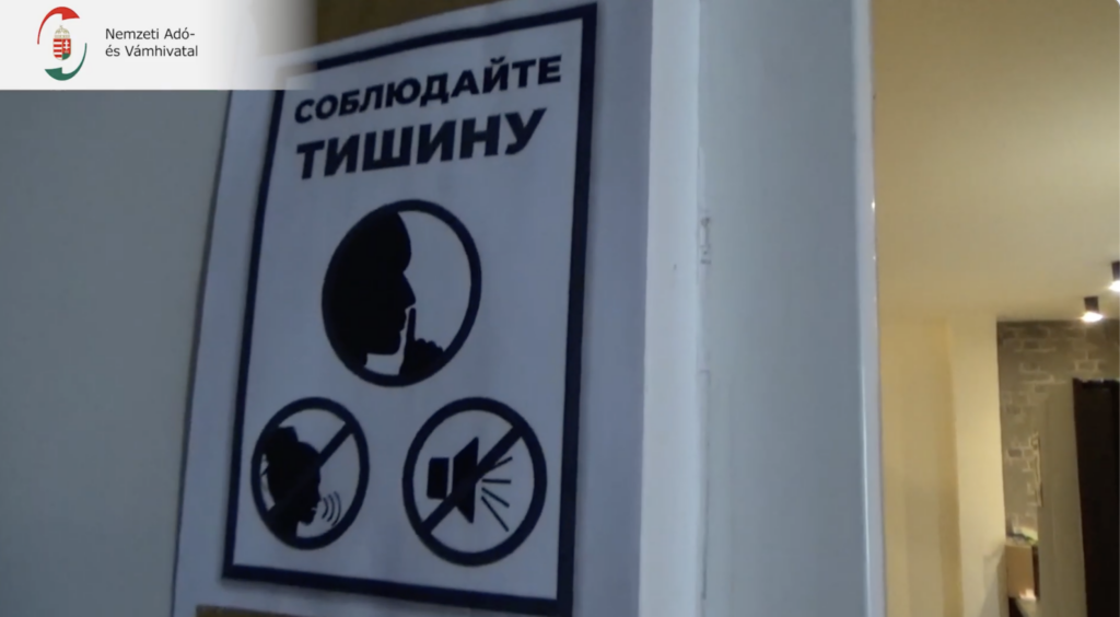 Csendre figyelmeztető tábla az illegális cigarettagyár egyik helyiségének bejáratánál.