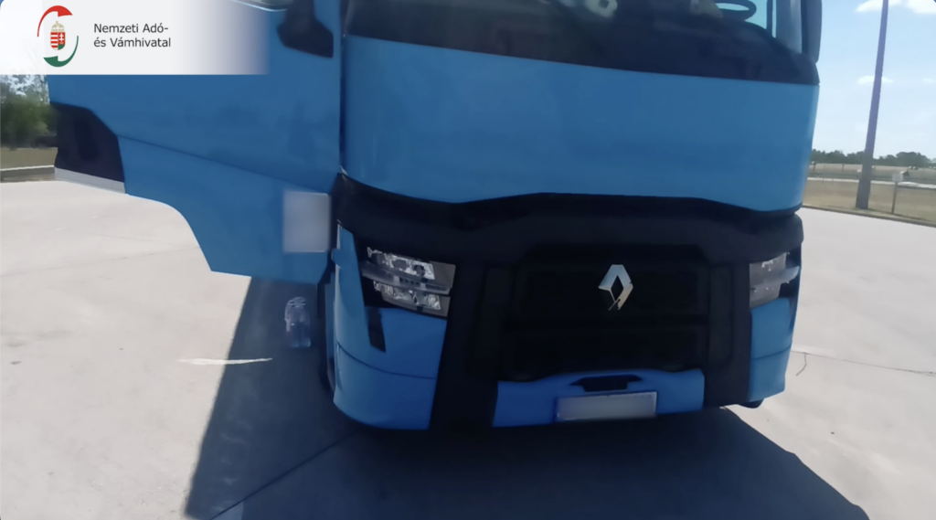 A NAV pénzügyőrei megállították a Franciaország felé tartó bolgár kamiont az M5-ös autópályán.