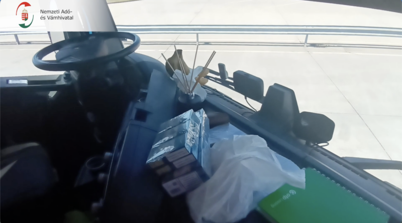A műszerfalon elhelyezett néhány doboz cigaretta, amelyet a sofőr bevallott.
