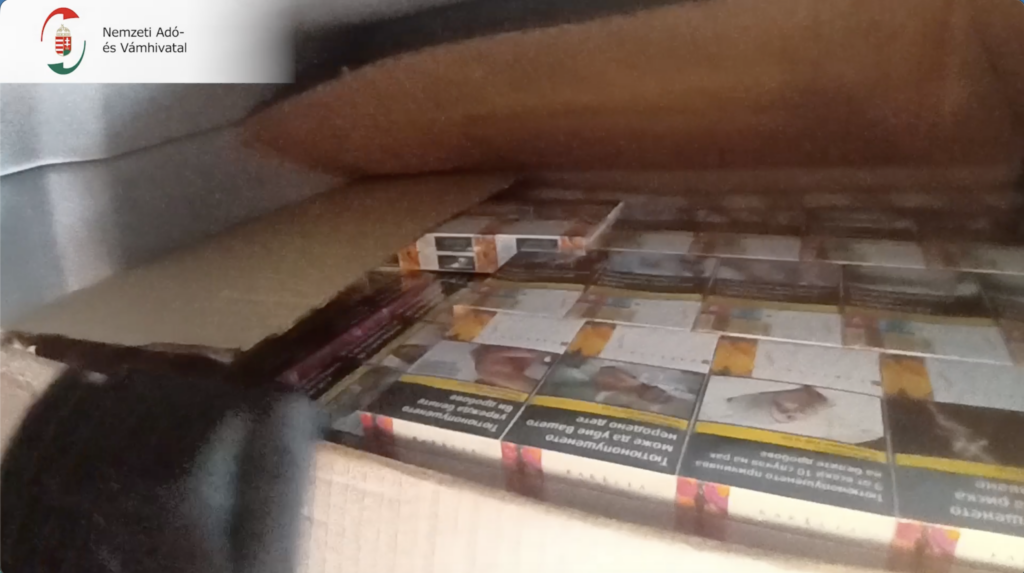A fekhely alatt egymás mellé pakolt cigarettás kartonok a NAV felvételén.
