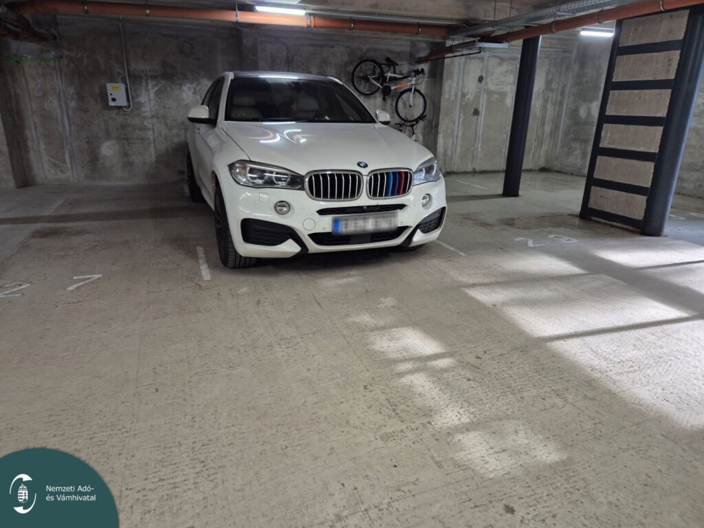 Lefoglalt fehér BMW X6 mélygarázsban – NAV razzia