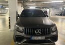 Lefoglalt matt fekete Mercedes-AMG GLC mélygarázsban – NAV razzia
