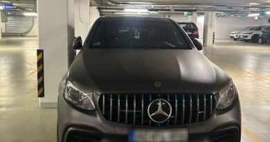 Lefoglalt matt fekete Mercedes-AMG GLC mélygarázsban – NAV razzia