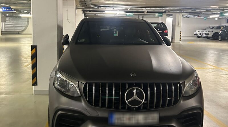 Lefoglalt matt fekete Mercedes-AMG GLC mélygarázsban – NAV razzia