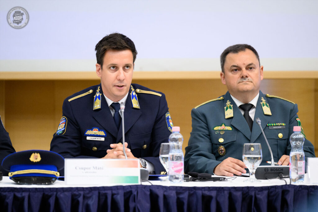 Csupor Máté rendőr alezredes sajtótájékoztatón beszél a rekordmennyiségű kokain lefoglalásáról.
