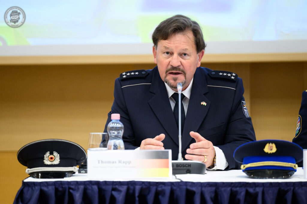 Thomas Rapp a sajtótájékoztatón a német-magyar együttműködésről beszél.