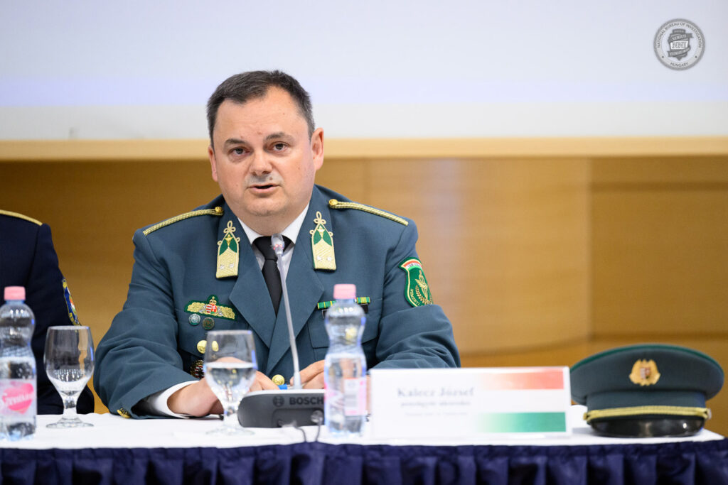 Kalecz József pénzügyőr alezredes sajtótájékoztatón ismerteti a NAV szerepét.