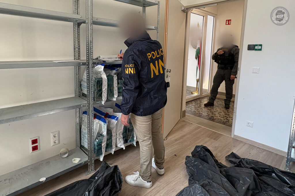 NI nyomozók lefoglalt kábítószergyanús csomagokat dokumentálnak egy helyszíni kutatás során