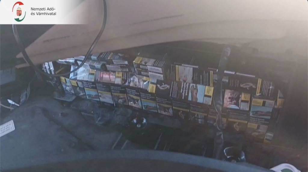A kamion műszerfala mögé elrejtett török zárjegyes cigaretták a NAV ellenőrzése során.