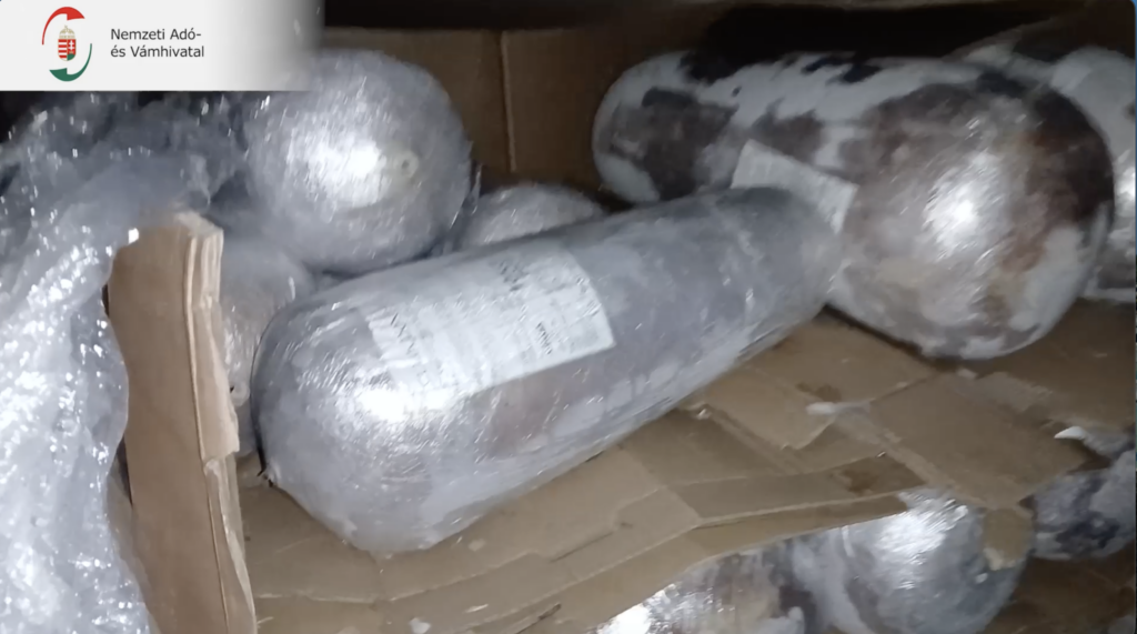 Fagyasztott kebabhús a teherautó rakterében az ellenőrzés során.