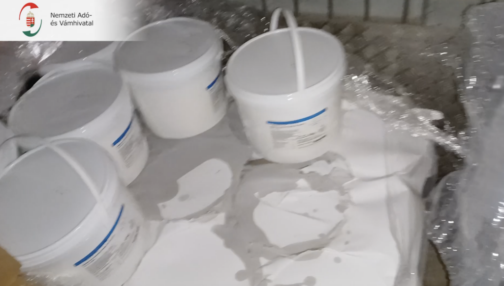 Kifolyt joghurtos vödrök a teherautó rakterében.