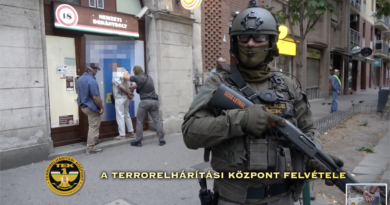 A TEK egyik fegyveres műveleti egységének tagja biztosítja a helyszínt egy budapesti elfogás közben.