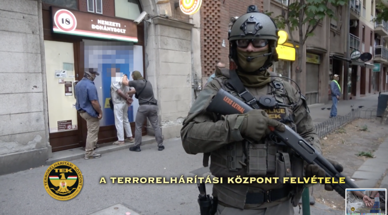 A TEK egyik fegyveres műveleti egységének tagja biztosítja a helyszínt egy budapesti elfogás közben.