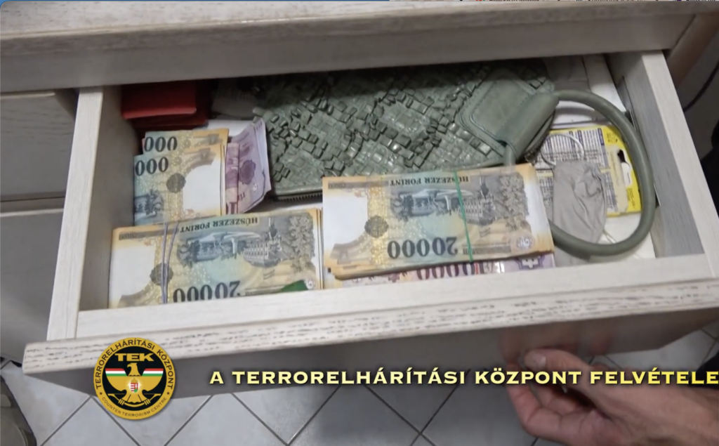 Házkutatás során lefoglalt forint- és eurókötegek egy fiókban az illegális fegyverkereskedelem ügyében.