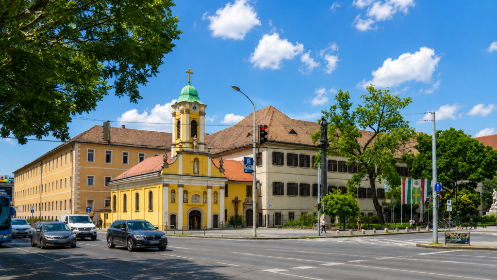 Nyári látkép a Semmelweis Szent Rókus Egészségközpontról Budapesten, a betegellátásnak otthont adó történelmi épületegyüttessel.