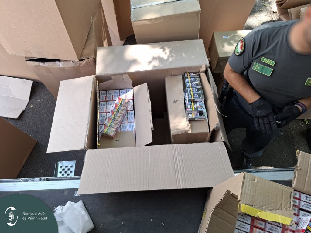 Illegális cigarettával teli kartondobozokat találtak a NAV pénzügyőrei egy teherautó rakterében az M1-es autópályán.
