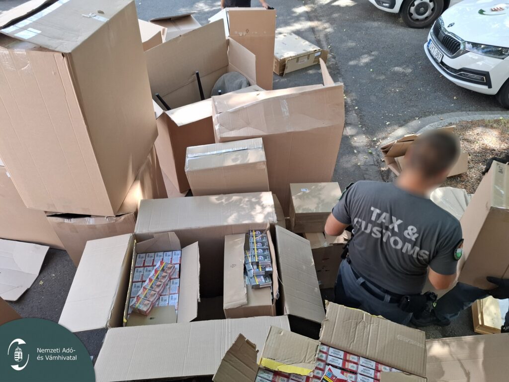 A NAV pénzügyőrei több mint hatezer doboz illegális cigarettát foglaltak le egy ponyvás teherautó rakteréből.