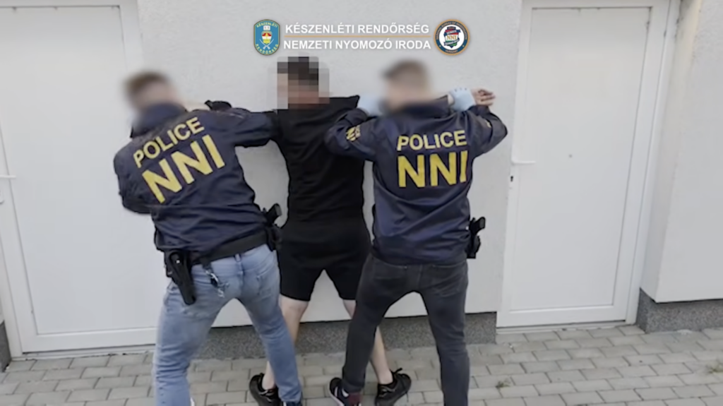 KR NNI nyomozói vizsgálják át a drogügyben elfogott egyik férfit