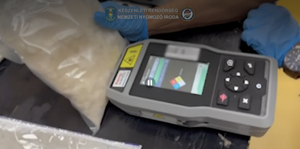 Több mint három kilogramm kristályos dizájnerdrog került elő a Mercedesből a KR NNI és a NAV akciójában