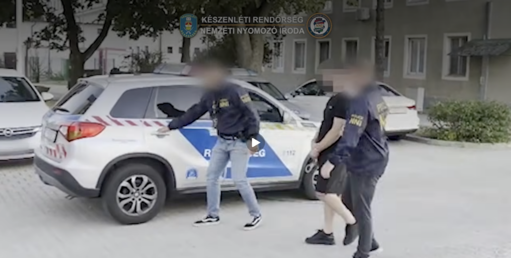 KR NNI nyomozói kísérik a drogügyben elfogott férfit a NAV-val közös akció után