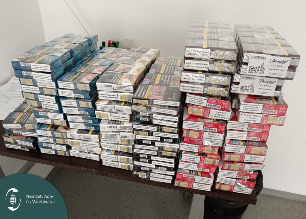 A tréler fémvázából előkerült lefoglalt bolgár cigarettásdobozok