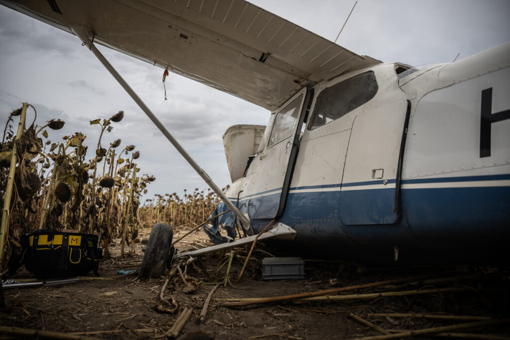 A Gerjennél kényszerleszállást végrehajtó Cessna 172 sérült oldala