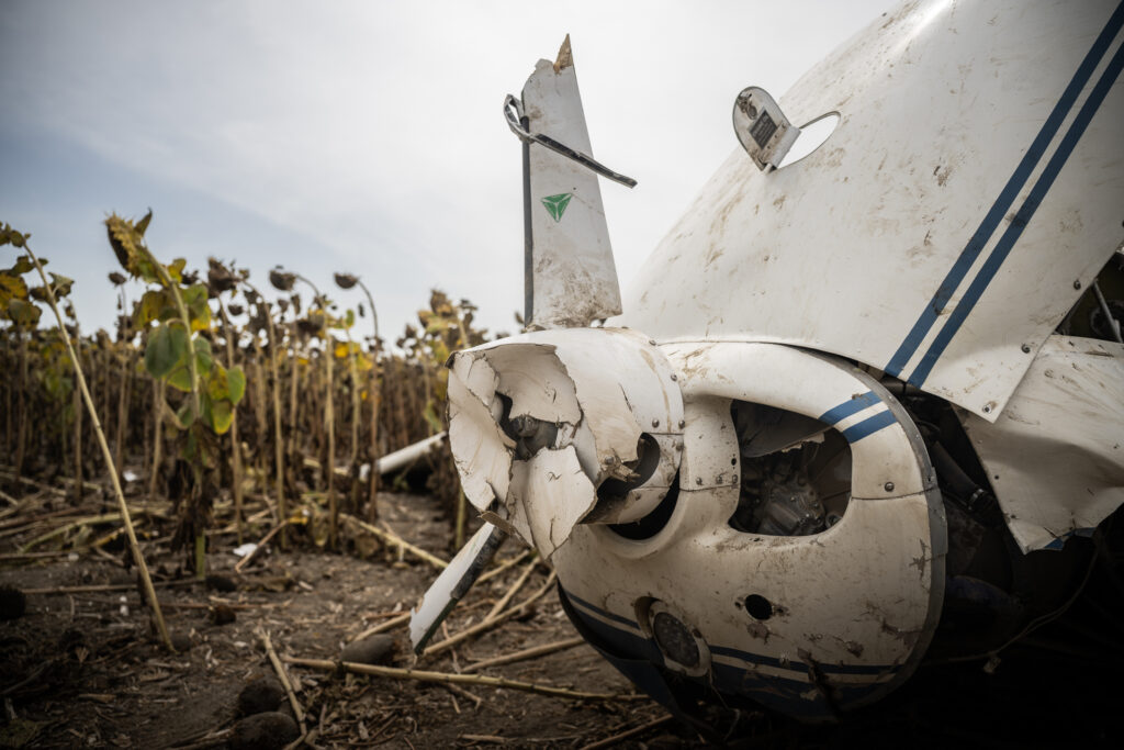 A Cessna 172 megsérült orra és légcsavarja a gerjeni kényszerleszállás után