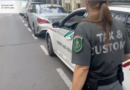 NAV pénzügyőr szolgálati autó mellett az ellenőrzéskor