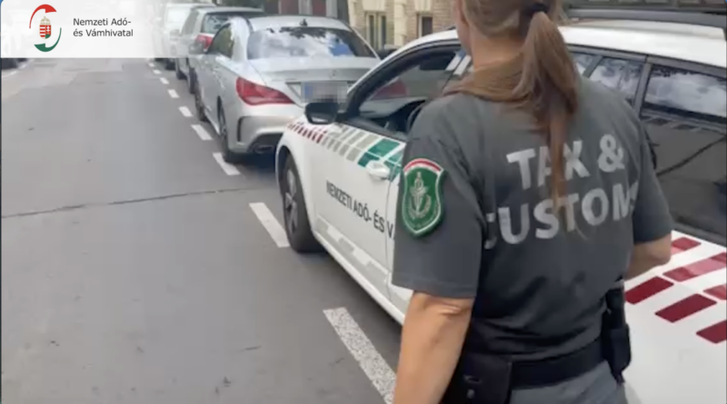 NAV pénzügyőr szolgálati autó mellett az ellenőrzéskor