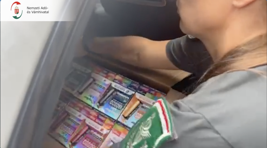 NAV pénzügyőr elektronikus cigarettákat talál az autóban