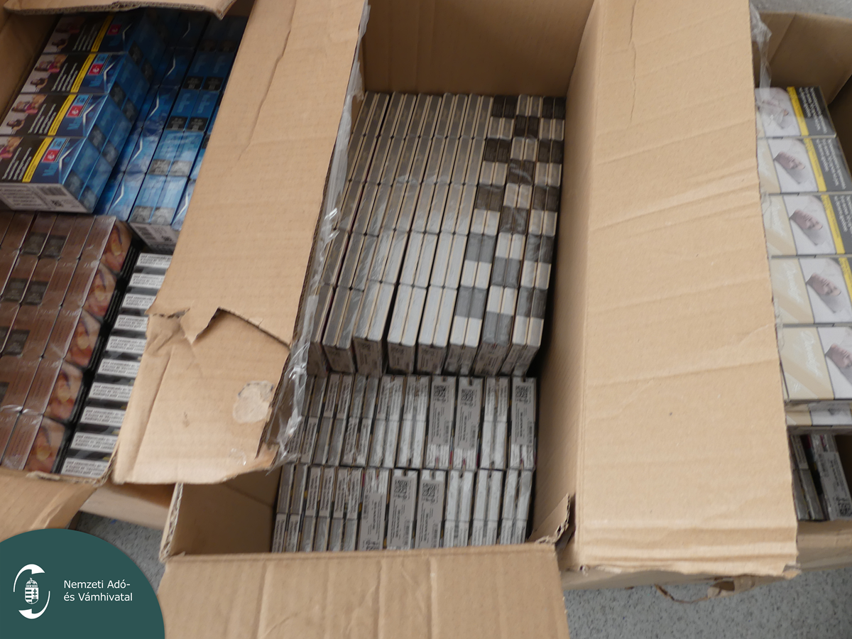 Kartondobozokba rejtett cigarettakartonok a hűtőkamionban