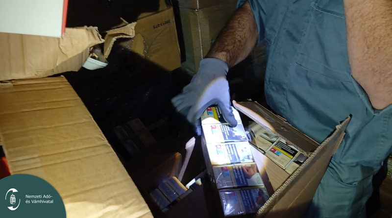 Kék kesztyűs pénzügyőr cigarettát talál a hűtőkamion élelmiszeres dobozában