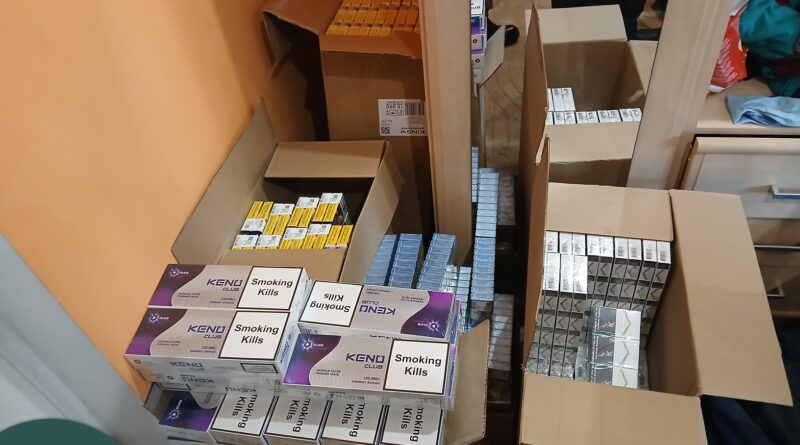 Nyitott kartondobozok és cigarettakartonok a családi ház tükrös szekrénye mellett